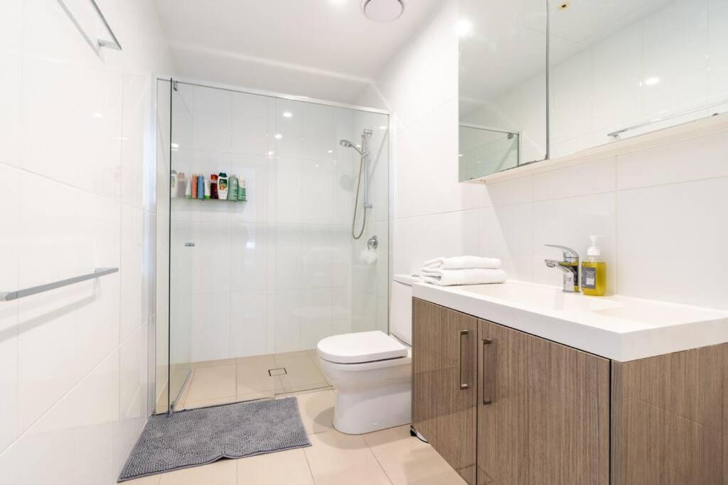 2BR apt in Governor Place 4 mins to Foreshore photo 1