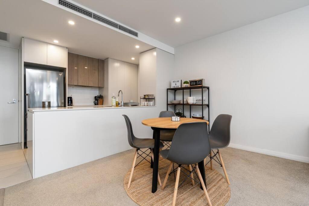 2BR apt in Governor Place 4 mins to Foreshore photo 3