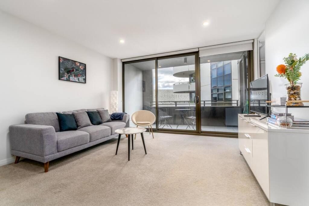 2BR apt in Governor Place 4 mins to Foreshore photo 4