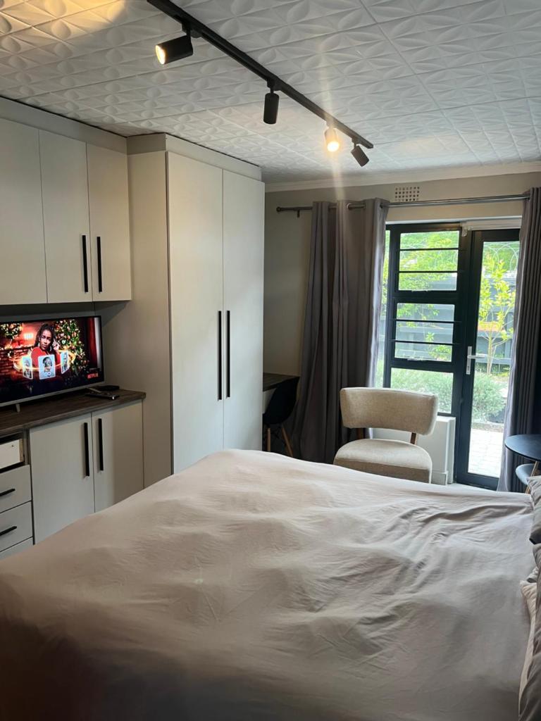 28 on Symonds luxstudio 6 for couples with solar backup