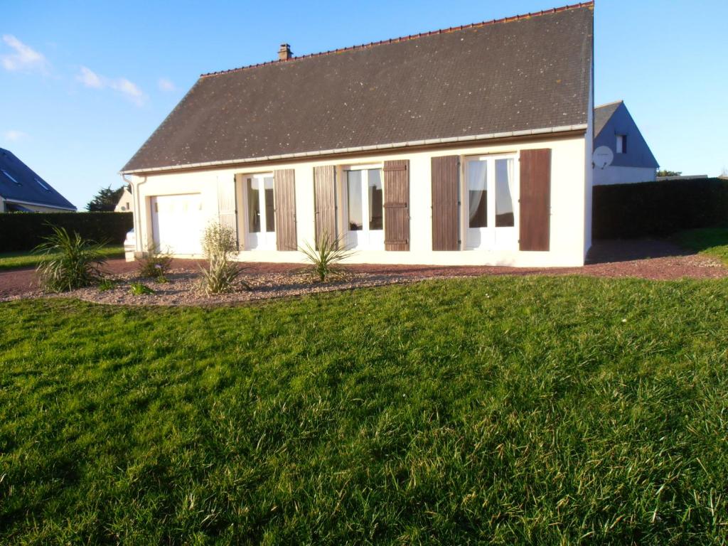 Maison de 2 chambres avec vue sur la mer jardin clos et wifi a Portbail a 2 km de la plage