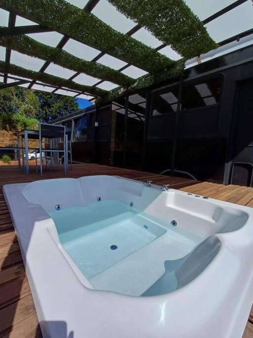 BusHotel Poás con Jacuzzi y Chimenea photo 2
