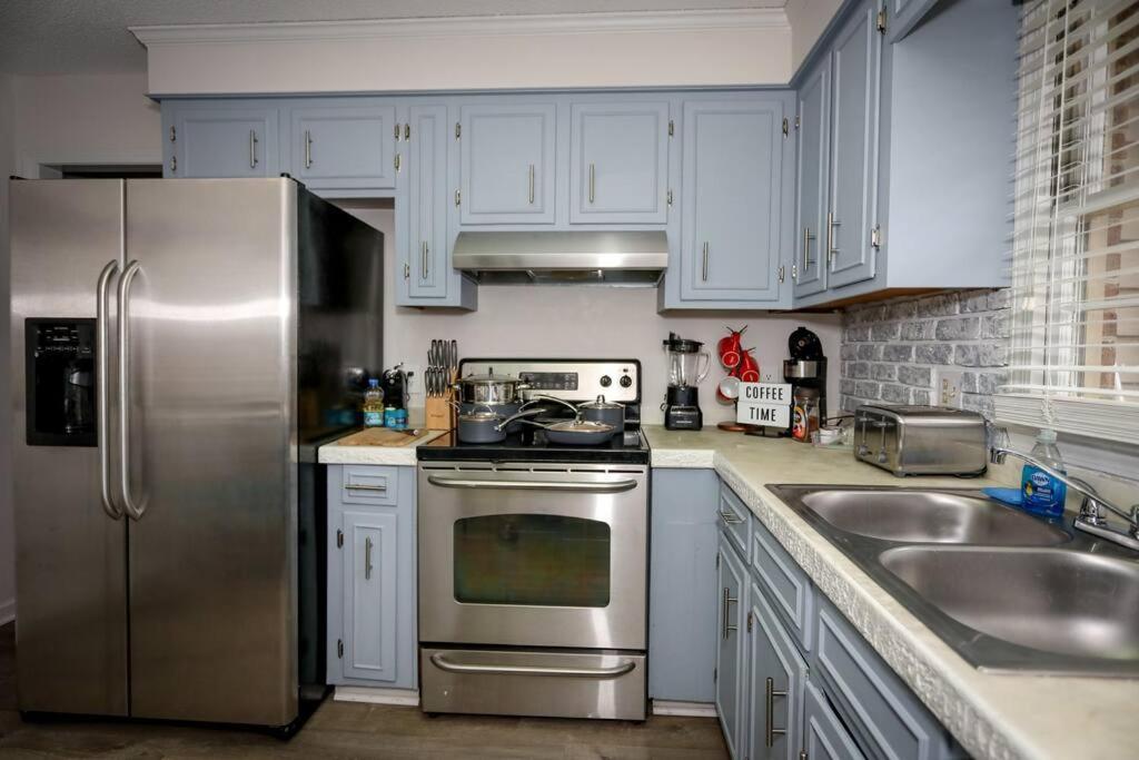 Spacious Haven 4 bedroom, 3 bath private pool near fort Jackson photo 2