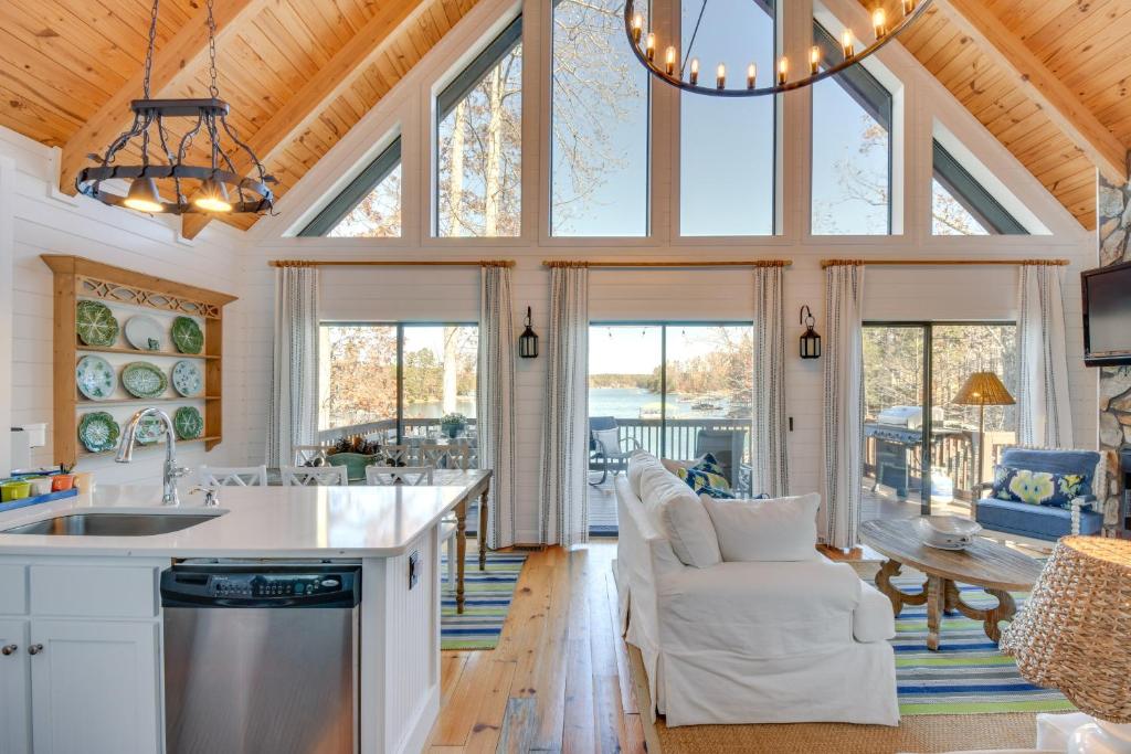 Beautiful Lake Keowee Home with Boat Dock and Kayaks photo 3