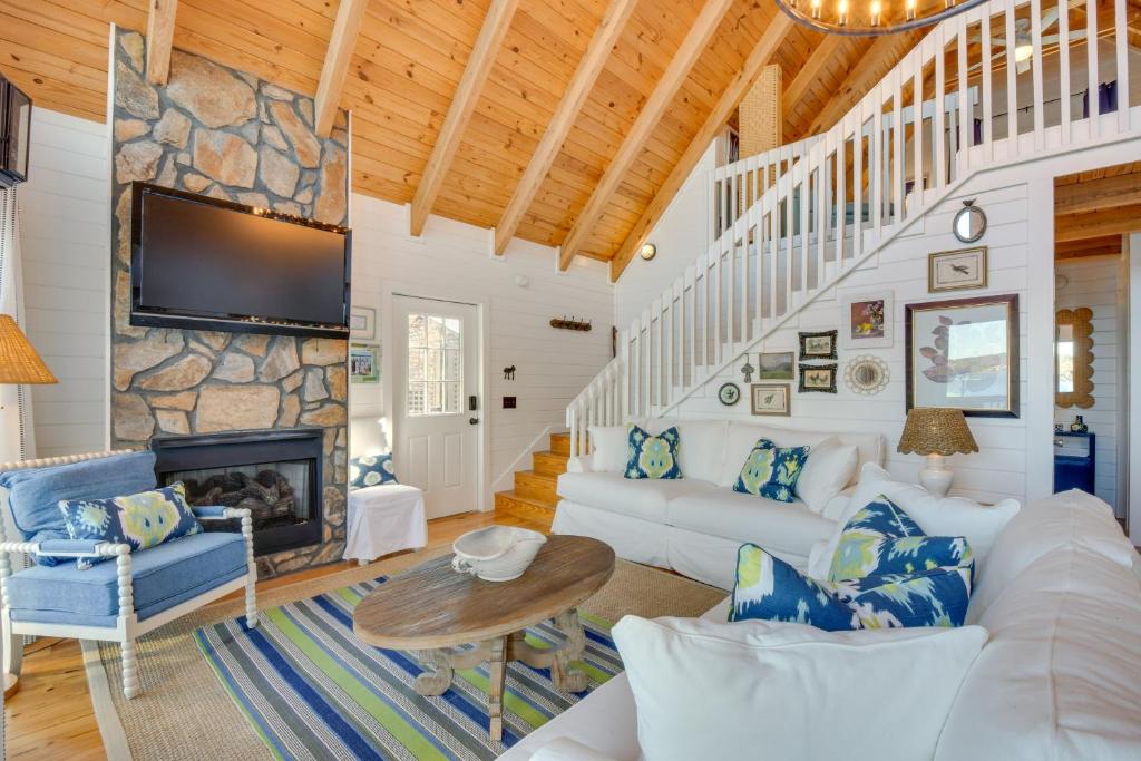 Beautiful Lake Keowee Home with Boat Dock and Kayaks photo 4