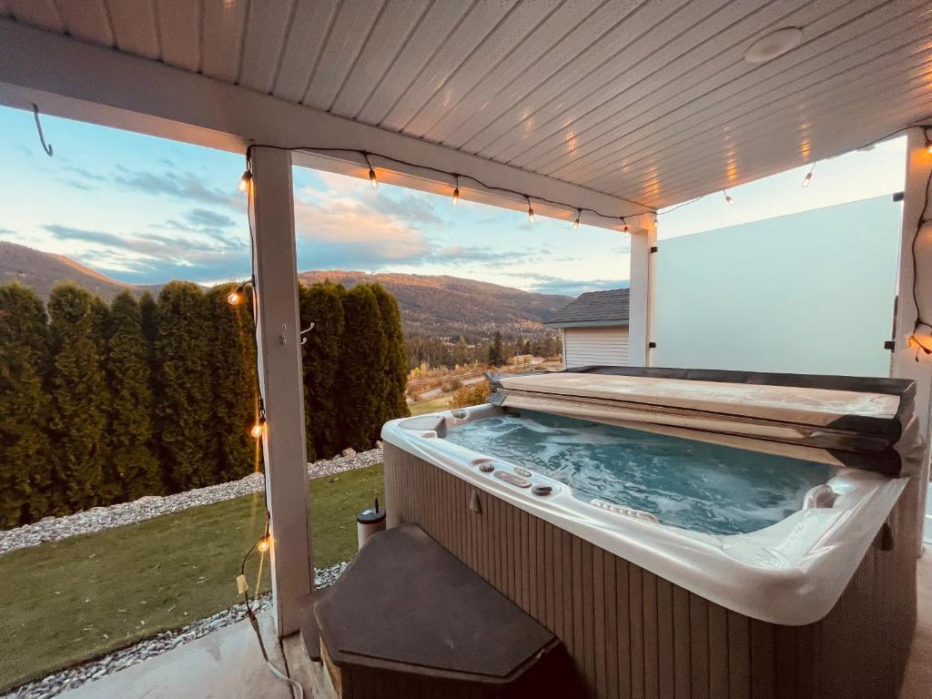 Relaxing 3 bedroom suite, near Silver Star Resort