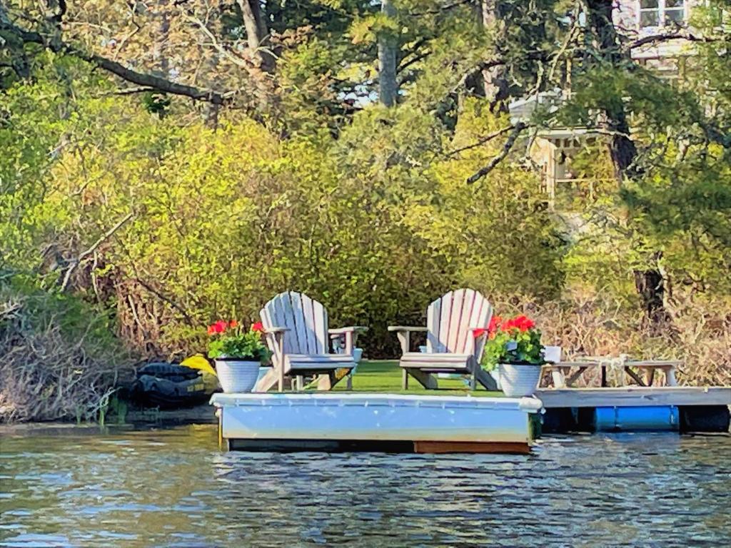 The Breeze Overlooking Minister's Pond photo 2