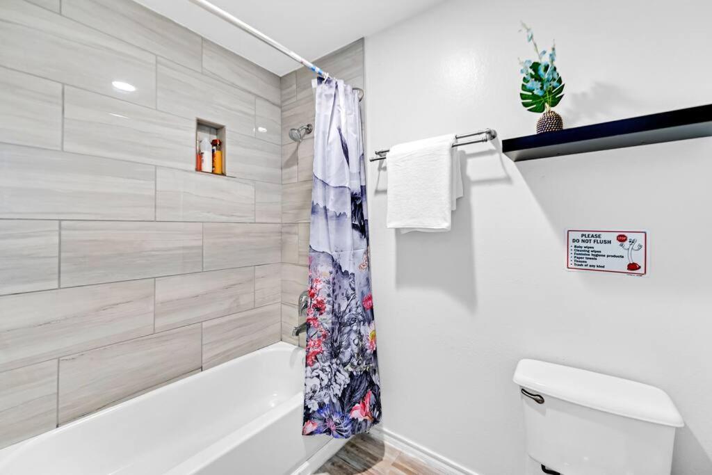 4 BR w/ Pool 10 min to Six flags, AT&T Stadium & Glode Life Park photo 2