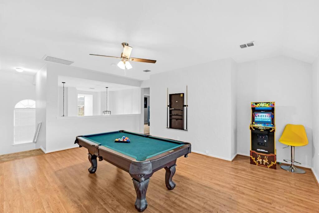 4 BR w/ Pool 10 min to Six flags, AT&T Stadium & Glode Life Park photo 3