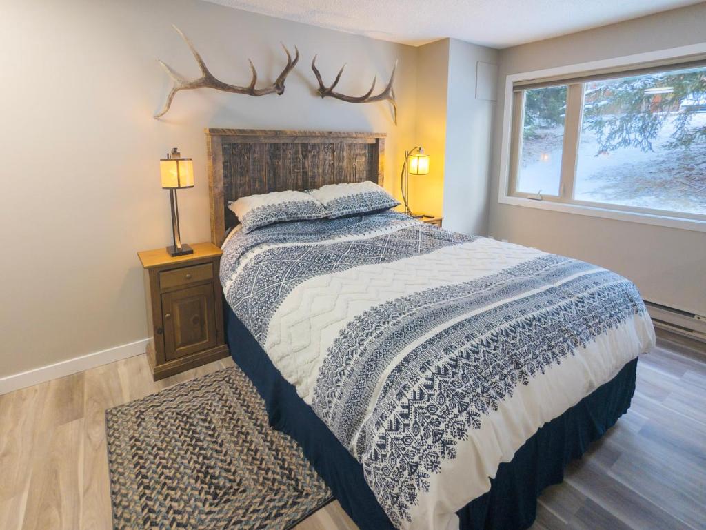 2 Bedroom and Wall Bed Mountain Getaway Ski In Ski Out Condo with Hot Pools Sleeps 8 photo 2