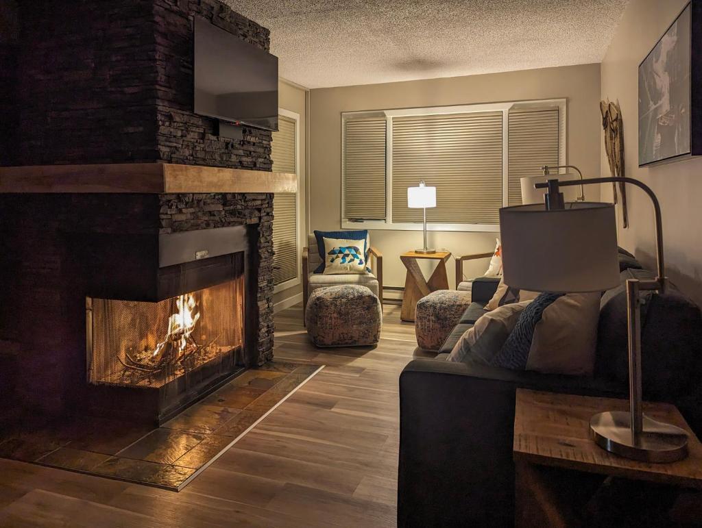 2 Bedroom and Wall Bed Mountain Getaway Ski In Ski Out Condo with Hot Pools Sleeps 8 photo 1