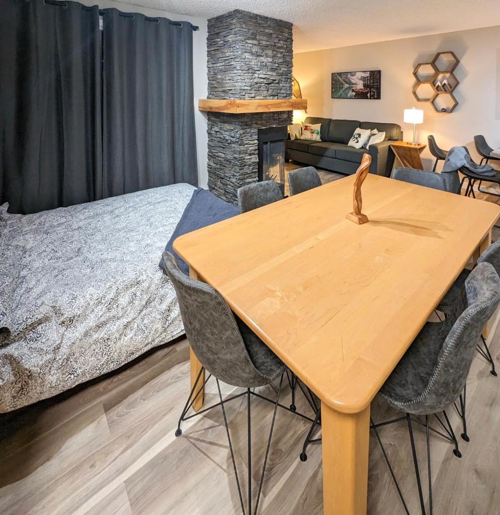 2 Bedroom and Wall Bed Mountain Getaway Ski In Ski Out Condo with Hot Pools Sleeps 8 photo 4