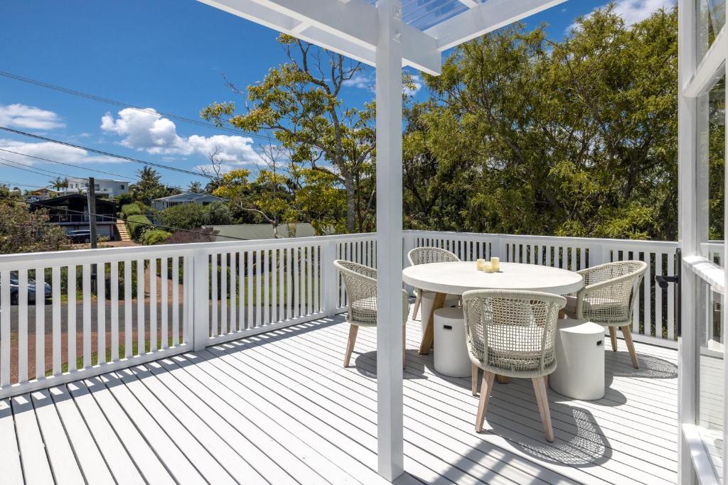 Oneroa Seaside Oasis + spa pool photo 4