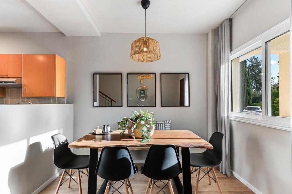 Phaedrus Living Modern Heights Luxury Townhouse photo 3