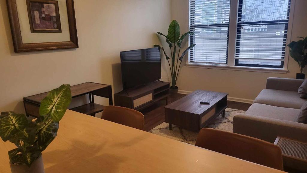 Heart of Detroit Gem! 2BR Apt photo 4