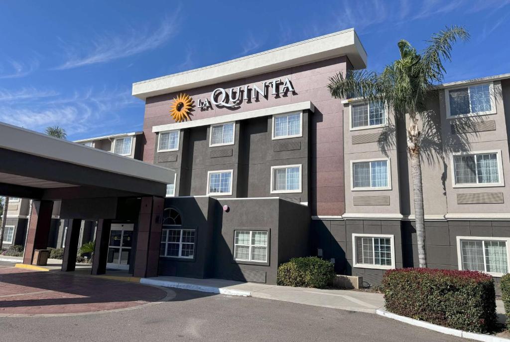 La Quinta Inn & Suites by Wyndham Tulare image
