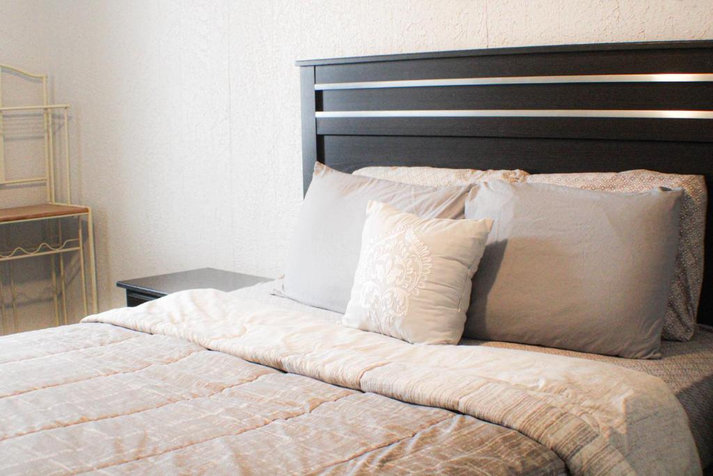 2BR - Parking - 5 Min to North Shore! - Tap to explore photos