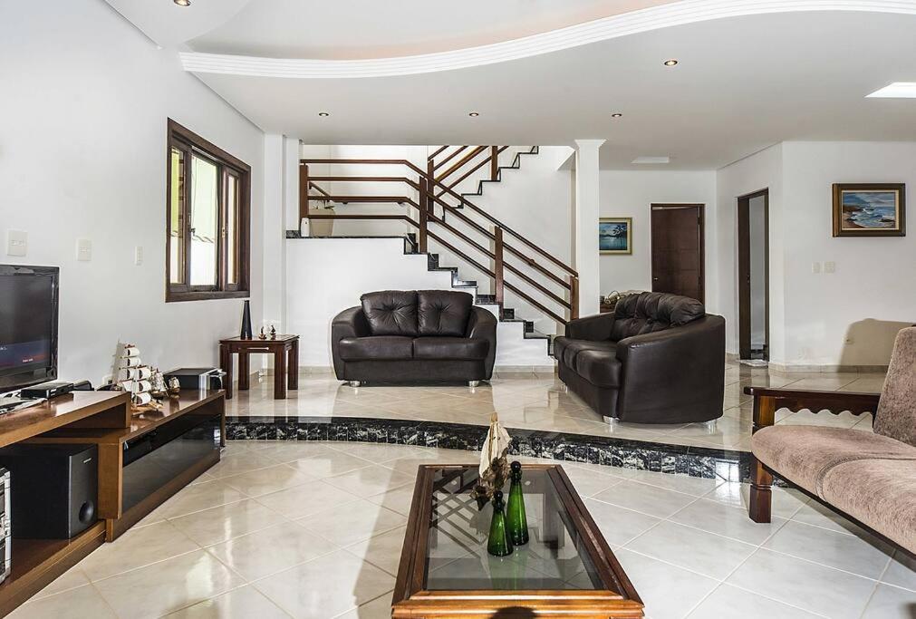 Casa confortável e ampla com piscina e bilhar! photo 1