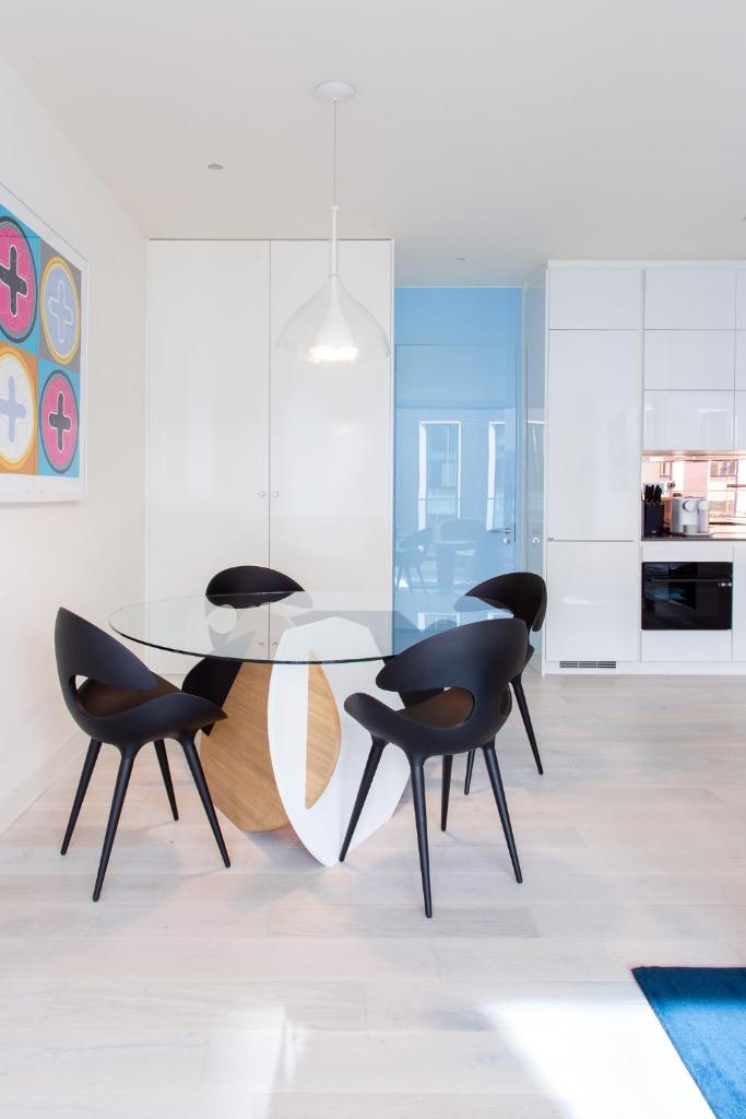 Designer Apartment in Mayfair - Tap to explore photos