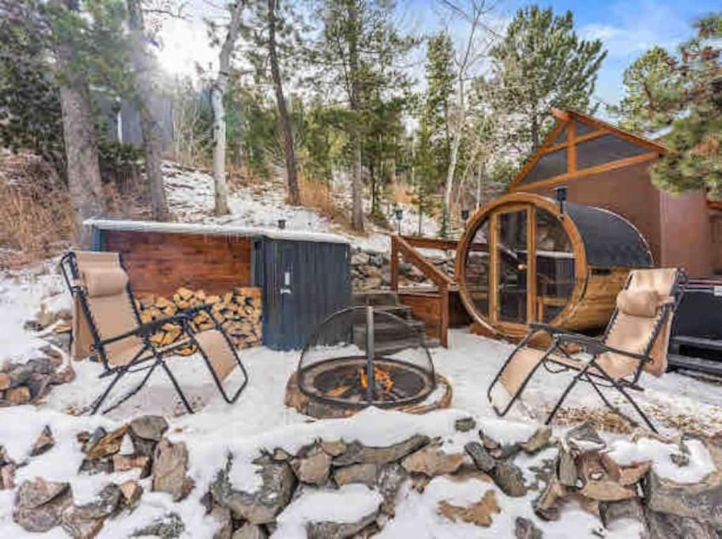 HOT TUB Firepit Sauna Peak to Peak Loft Retreat image