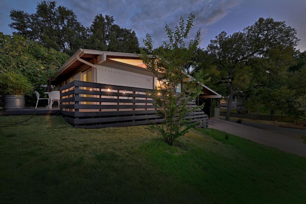 Cheery Modern Retreat near SoCo & Downtown by Lodgewell