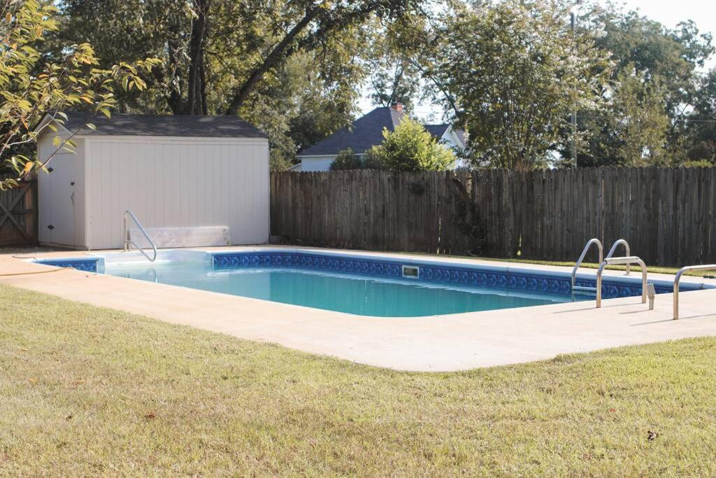 Cozy & Private home w/ in-ground pool photo 2