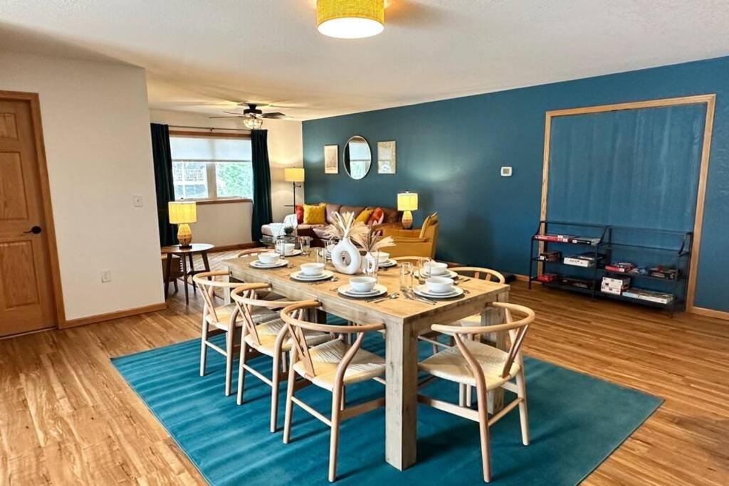New Heights - 4 Bedroom, Close to Everything photo 1