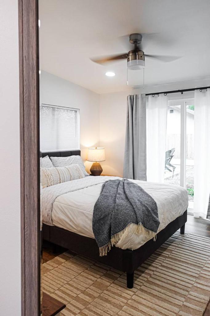 Modern Home Away From Home photo 3