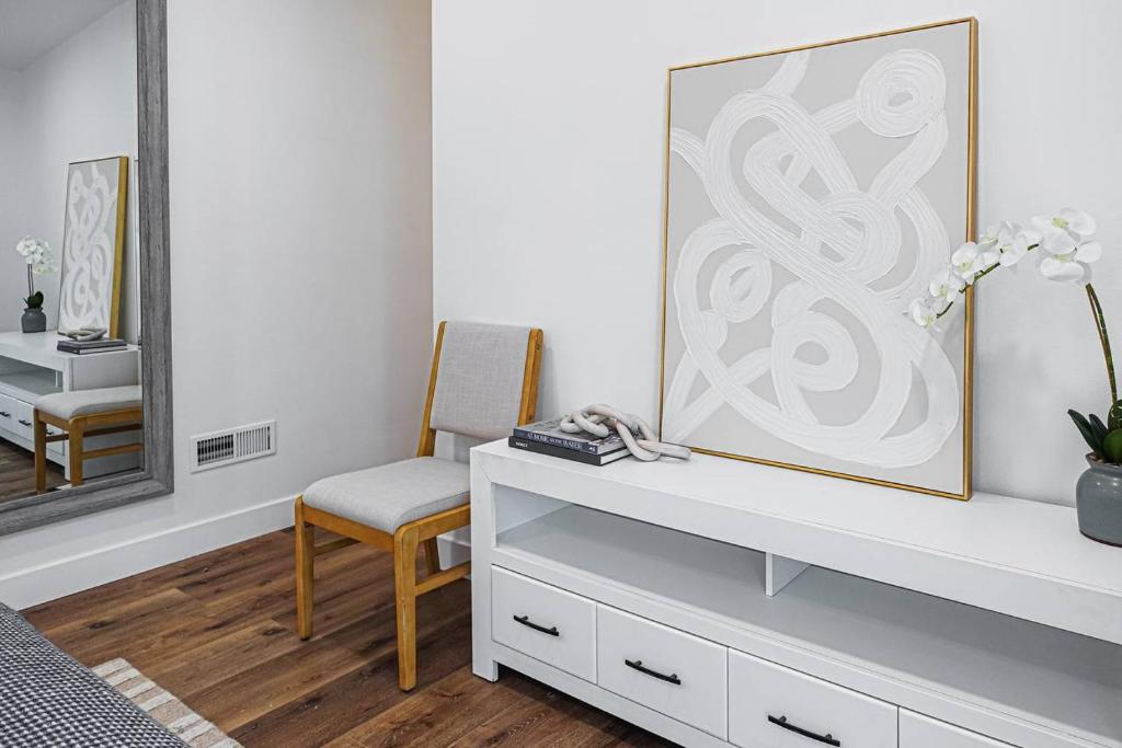 Modern Home Away From Home photo 4