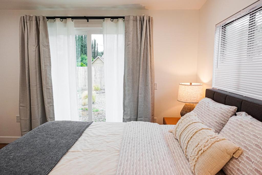 Modern Home Away From Home photo 2