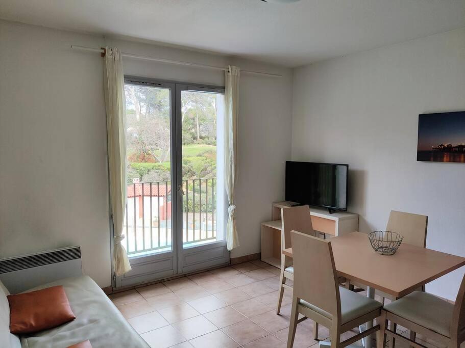 Grand studio calme avec balcon, belle vue verdure photo 1