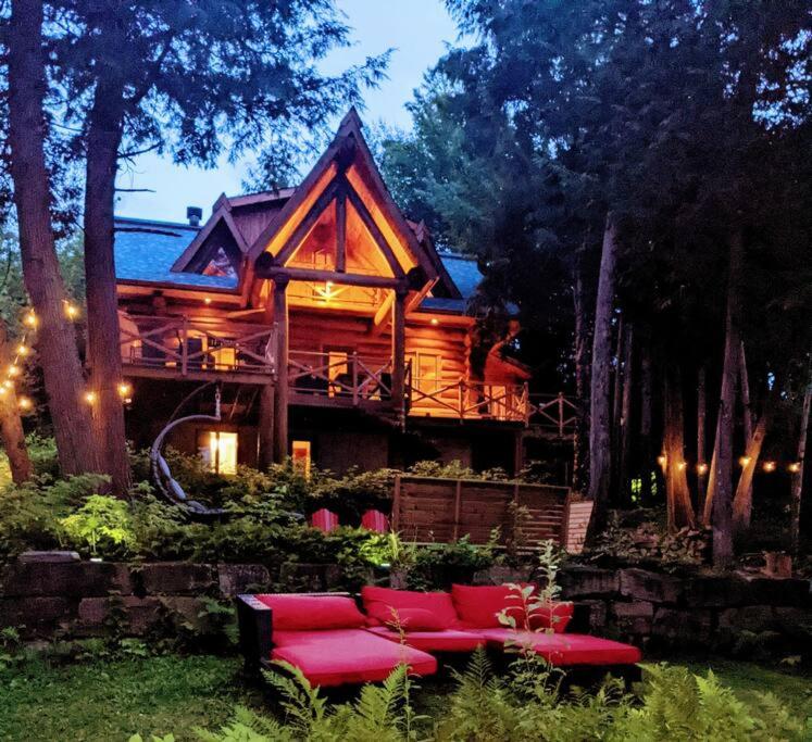 Waterfront 25 mins to Tremblant w/Hot Tub & Sauna