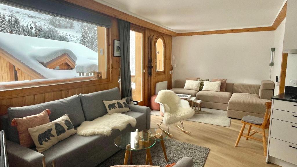 Meribel Centre La Chaudanne - ski in and out apartment - 3 bedrooms - 1 min to main ski lifts and 5 min to center of Meribel - newly renovated in Oct 2023 - Chalet l'Épervière photo 2