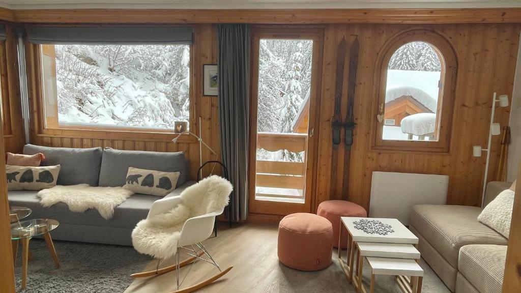 Meribel Centre La Chaudanne - ski in and out apartment - 3 bedrooms - 1 min to main ski lifts and 5 min to center of Meribel - newly renovated in Oct 2023 - Chalet l'Épervière photo 1