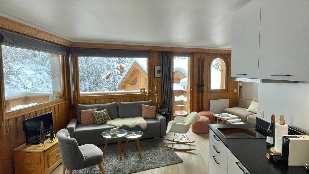 Meribel Centre La Chaudanne - ski in and out apartment - 3 bedrooms - 1 min to main ski lifts and 5 min to center of Meribel - newly renovated in Oct 2023 - Chalet l'Épervière photo 3