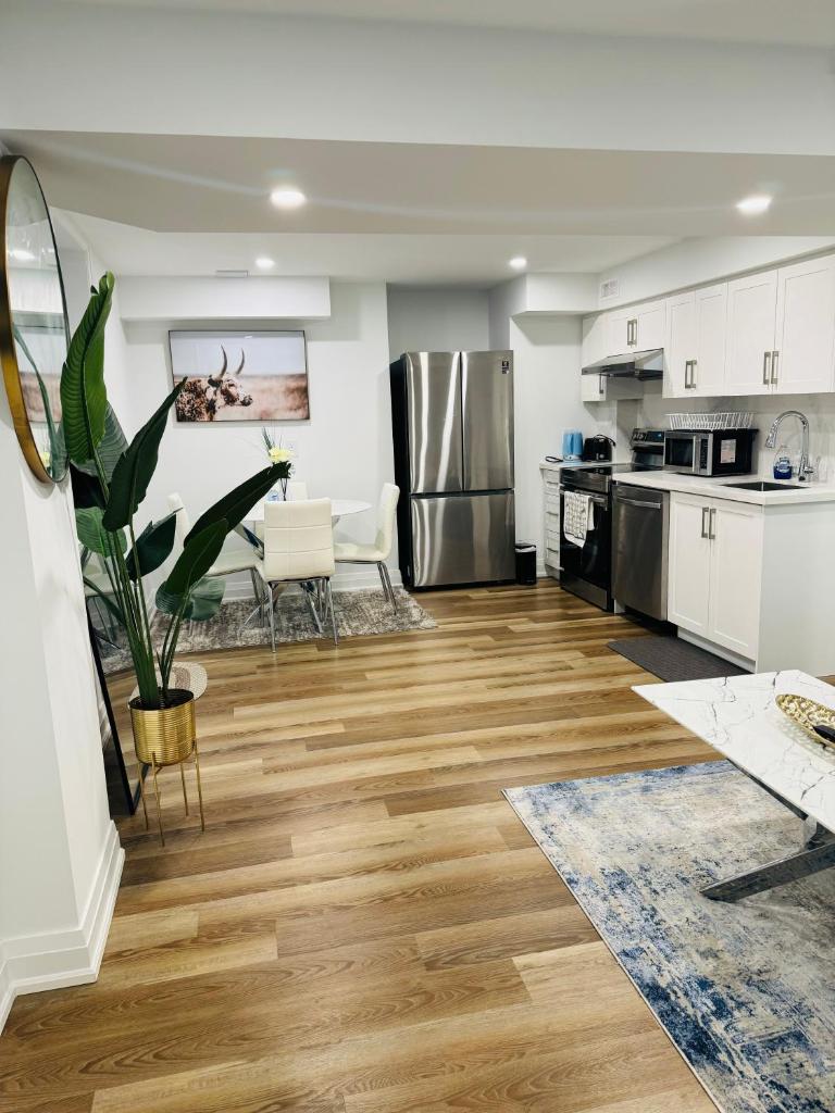 Luxury 2-Bed Suit with Free Parking, Gazebo & Fire Pit photo 1