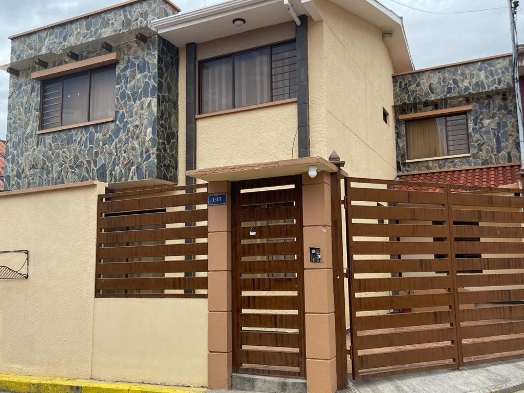 CASA NUEVA, CON DECORACIONES Y ACABADOS NUEVOS SOLO PARA FAMILIAS.