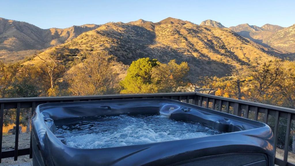 Mountain View, Hot Tub, Open Kitchen, 10m to Sequoia photo 2