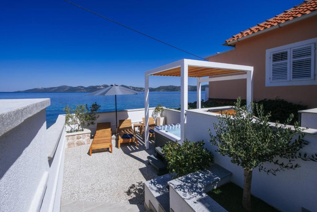 Family friendly seaside apartments Iz, Iz - 22025 photo 2