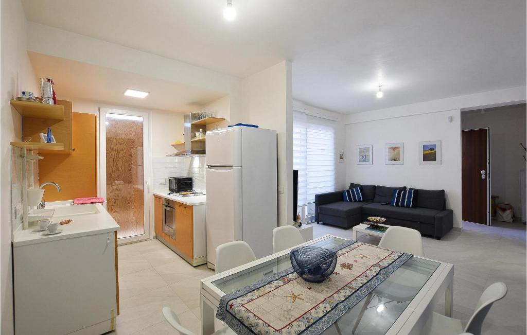 2 Bedroom Gorgeous Apartment In Donnalucata photo 3