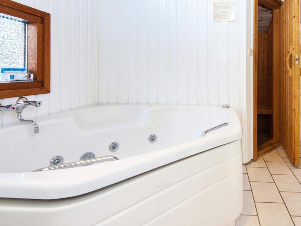Three-Bedroom Holiday home in Juelsminde 17 photo 4