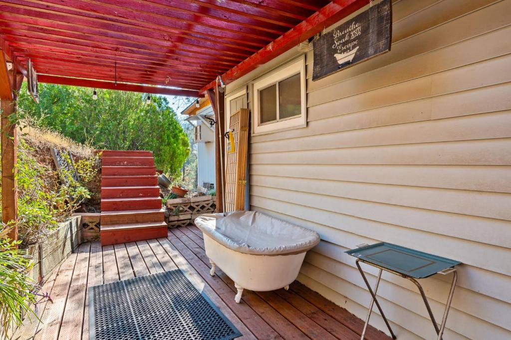 Views, Hot Tub, Outdoor Shower, 15m from Sequoia photo 2