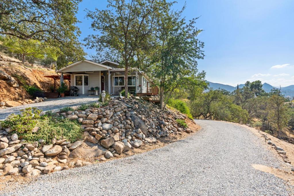 Views, Hot Tub, Outdoor Shower, 15m from Sequoia photo 3