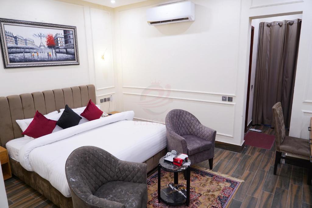 Elegant Executive Suite photo 4
