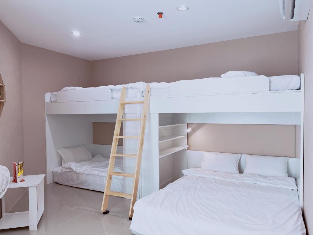 42sqm 5P, Rare 1BR 4beds Condo, speedy WiFi, 32nd floor view, 24h Supermarket photo 1