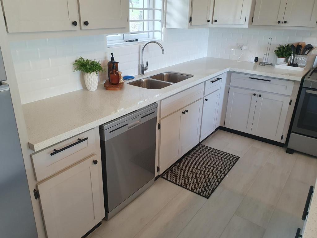 The Lane Rodney Bay 1 bedroom rate - Newly renovated & tastefully furnished 3 bedroom house home photo 4