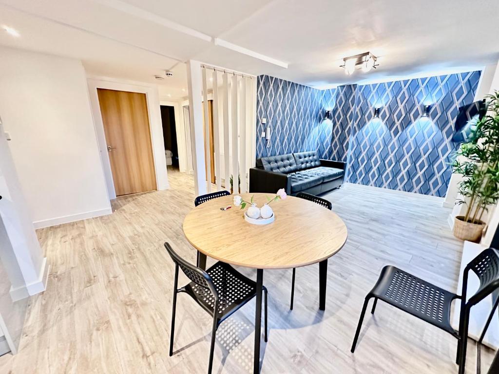 City centre, Top floor apartment, Two balconies - Tap to explore photos