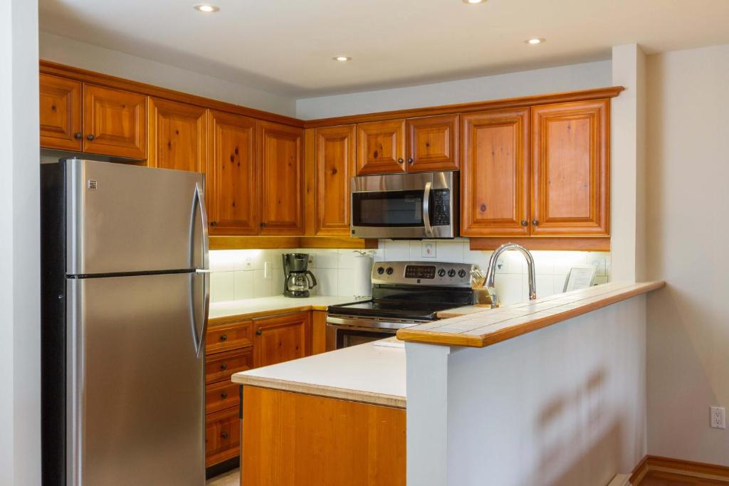 Arrowhead Point 9 - 2 Bed Ski Home with Private Hot Tub - Whistler Platinum photo 3