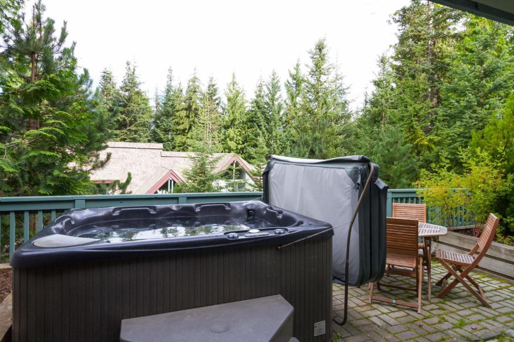 Arrowhead Point 9 - 2 Bed Ski Home with Private Hot Tub - Whistler Platinum photo 1