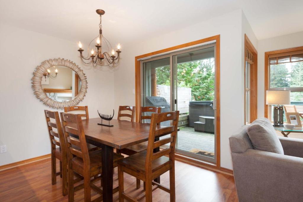 Arrowhead Point 9 - 2 Bed Ski Home with Private Hot Tub - Whistler Platinum photo 4